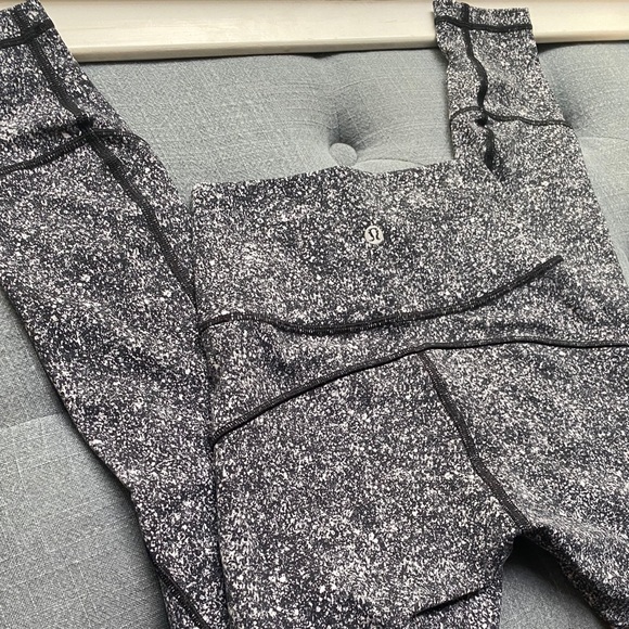 *RARE* Lululemon In Movement Tight 25" *Everlux - Picture 7 of 10